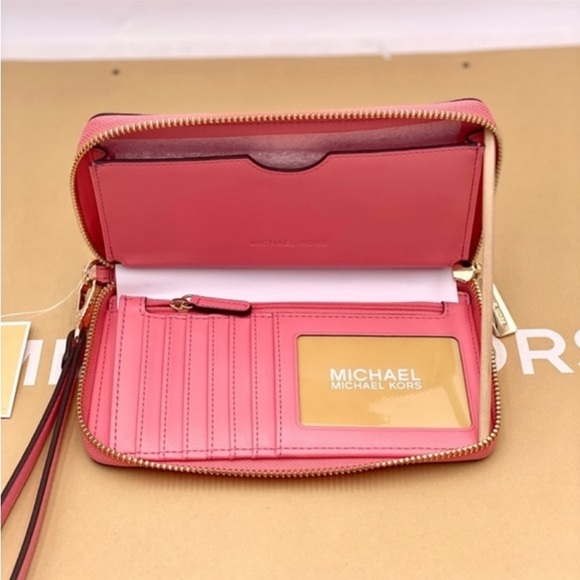 Michael Kors Jet Set Travel Flat Phone Case
Wallet Wristlet - Picture 2 of 10